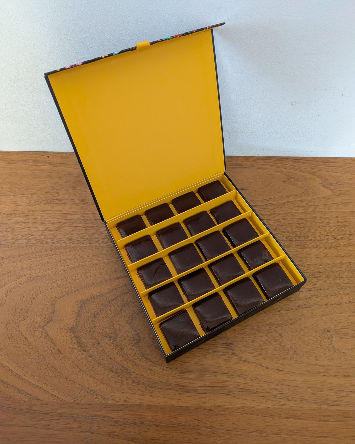 Coffret Essentiel Label Clément ouvert, 20 caramels d’exception
