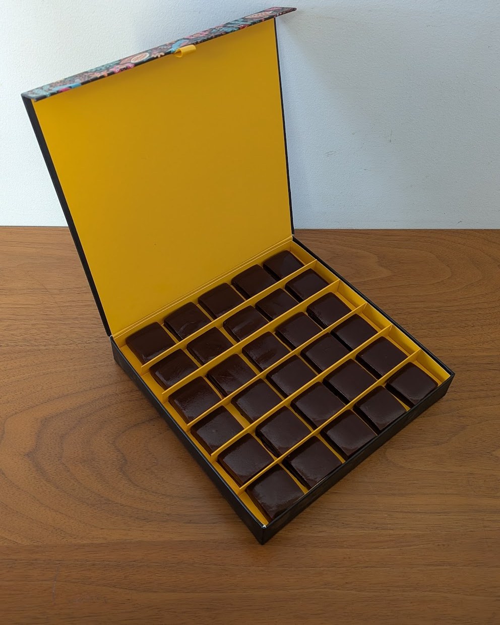 Coffret Excellence Label Clément ouvert, 30 caramels d’exception