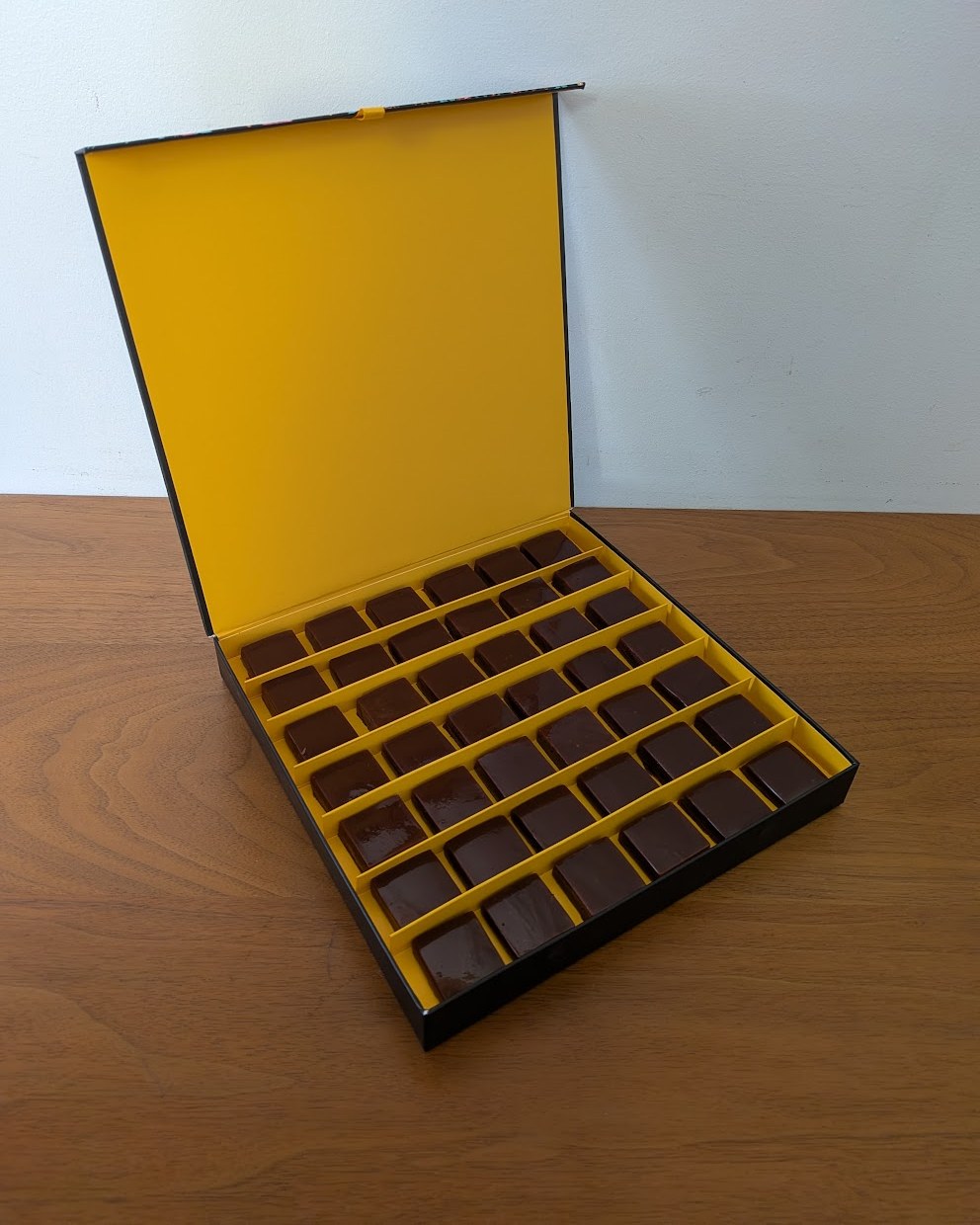 Coffret Prestige Label Clément ouvert, 42 caramels d’exception