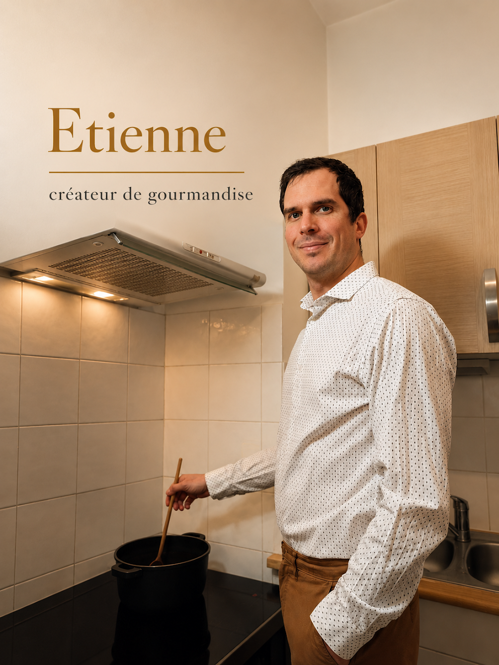 Étienne, créateur de gourmandise, en cuisine pendant la fabrication du caramel