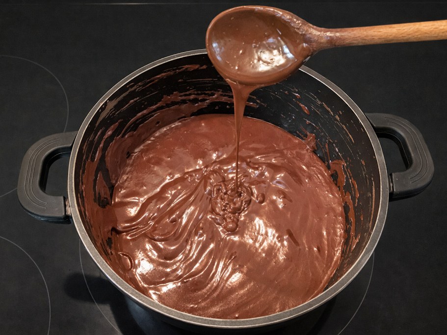Cuisson lente du caramel à la cuillère en bois